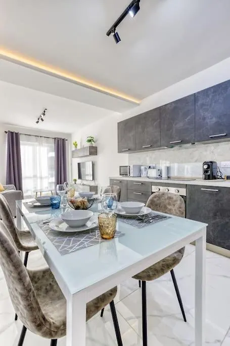 Ra5 - New, Bright & Spacious - Sliema-Gzira Area! Apartamento