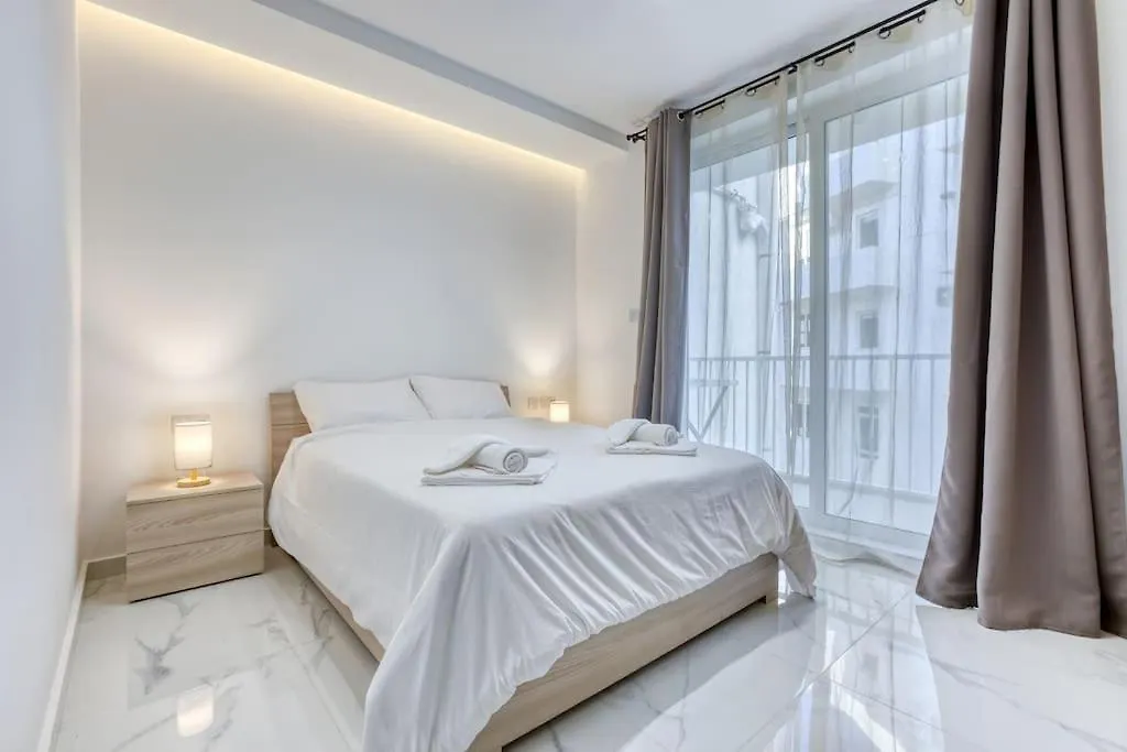Apartment Ra5 - New, Bright & Spacious - Sliema-Gzira Area! Malta